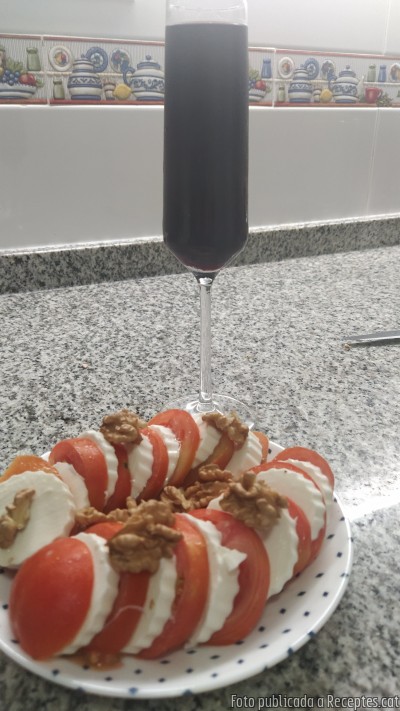 Recepta de cuina de Amanida de tomaca amb formatge fresc