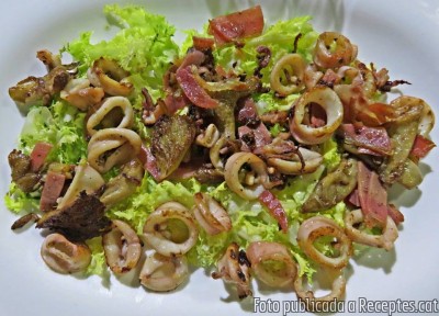 Recepta de cuina de Amanida d'escarola amb calamar i girgoles a la planxa i toc de trossets de pernil