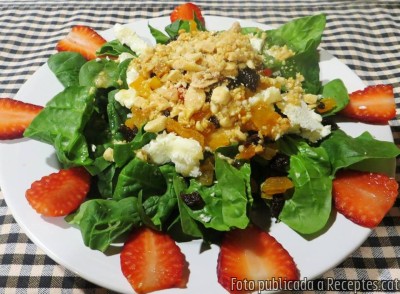 Recepta de cuina de Amanida d'espinacs amb formatge de cabra, mel i fruits secs