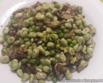 Recepta de cuina de Amanida tèbia de favetes i pèsols amb xampinyons