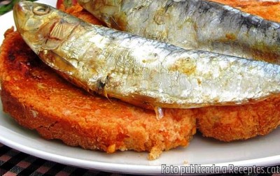 Recepta de cuina de Arengades amb pa amb tomàquet