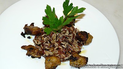 Timbal d'arròs salvatge amb ceps i guarnició de pintxo moruno de xai al Ras el Hanout