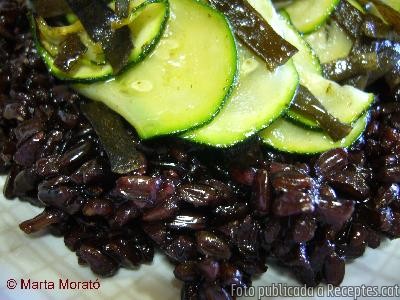 Arròs negre amb carbassó i espagueti de mar