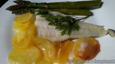 Recepta de cuina de Bacallà al forn amb patates a lo pobre i pebrots del piquillo