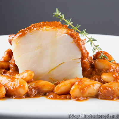 Recepta de cuina de Bacallà amb romesco, amb mongetes de Santa Pau