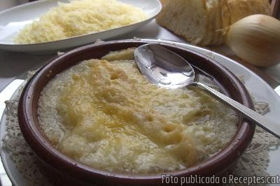 Recepta de cuina de Sopa de ceba gratinada