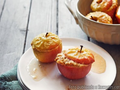 Pomes al forn amb ametlles