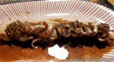 Recepta de cuina de Broquetes de calamars marinats - sate sotong amb sambal kecap