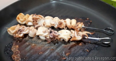 Recepta de cuina de Broquetes de calamars marinats - sate sotong amb sambal kecap