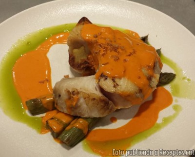 Recepta de cuina de Caella (tintorera) amb pebrots verds i salsa de &quot;piquillo&quot;