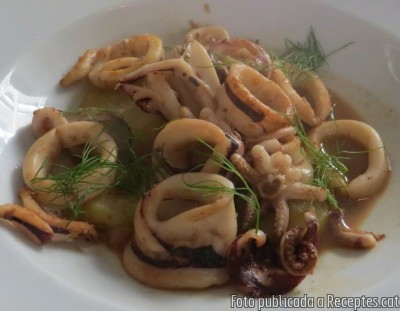 Calamars amb salsa picant i patates