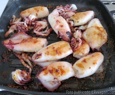 Recepta de cuina de Calamars  d’Arenys a la planxa amb fesols de l'ull negre o escurçatites