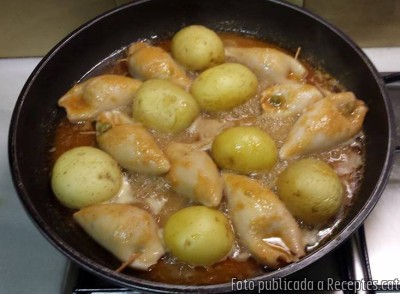 Recepta de cuina de Calamars farcits guisats amb patates senceres
