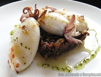 Calamarsets amb ceba i botifarra negra