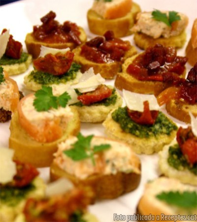 Canapés de pernil amb kiwi