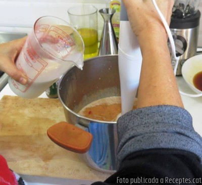 Canelons de brandada de bacallà amb salsa de mousse d’escalivada