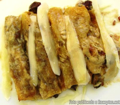 Recepta de cuina de Canelons  farcits amb botifarra negra i gambetes amb crema de carxofes