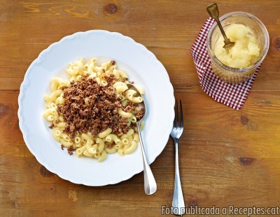Recepta de cuina de Carn picada amb Hörnli i puré de poma