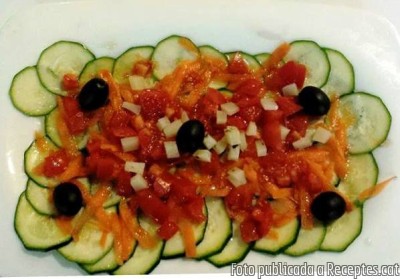 Carpaccio de carbassó amb tomàquet i formatge a dauets i toc de pastanaga. Recepta de cuina de Carpaccio de carbassó amb tomàquet i formatge a dauets i toc de pastanaga