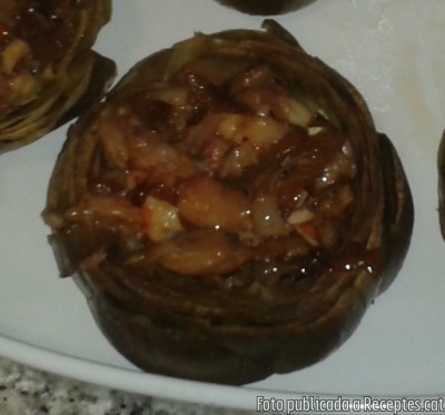 Recepta de cuina de Carxofes farcides de peu de porc i gambes