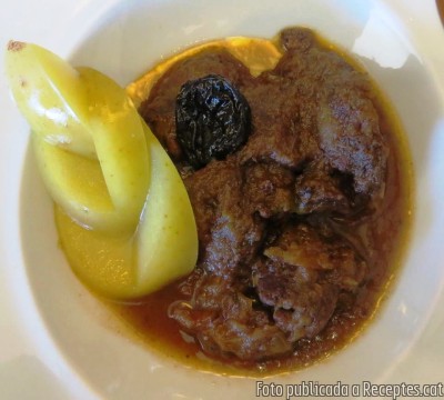 Recepta de cuina de Cérvol estofat amb dàtils, prunes i mel