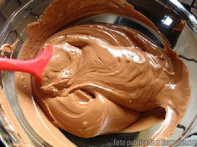 Pastís fullat amb ganache de xocolata