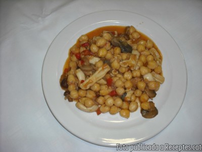 Recepta de cuina de Cigrons amb bolets i calamars