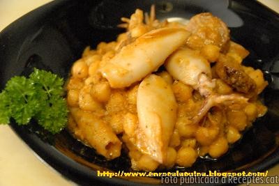 Cigrons amb calamars petits i botifarra de pagès