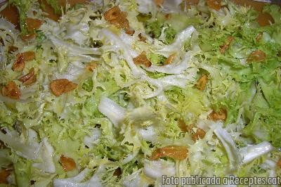 Recepta de cuina de Ensalada de escarola con ajos fritos