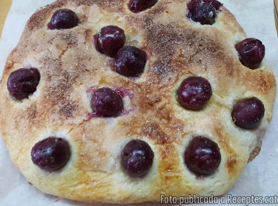 Recepta de cuina de Coca amb cireres per celíacs