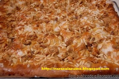 Coca de llardons i pinyons ( tipica del Dijous Gras)