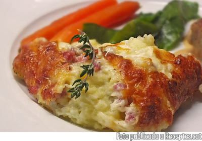 Coca de patata amb cansalada i formatge gratinat