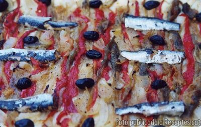 Coca de recapte amb samfaina i botifarra de pagés