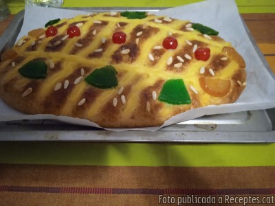 Recepta de cuina de Coca de Sant Joan amb fruita confitada i pinyons