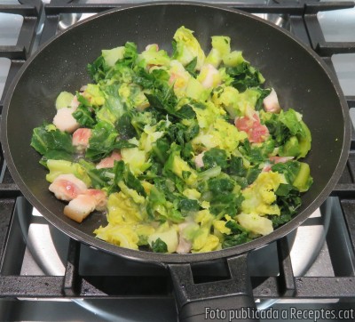 Recepta de cuina de Col bullida i saltada amb rosta de cansalada viada de porc ibèric