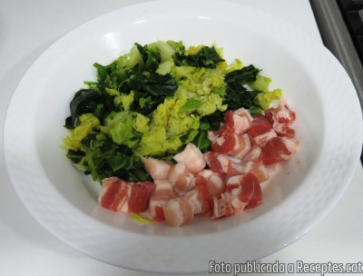 Recepta de cuina de Col bullida i saltada amb rosta de cansalada viada de porc ibèric