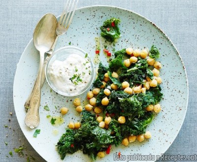 Recepta de cuina de Col Kale fregida amb cigrons i salsa de iogurt