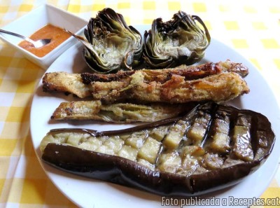 Recepta de cuina de Combinat de calçots arrebossats amb albergínia i carxofa al forn i la seva salsa