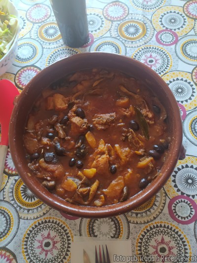 Recepta de cuina de Conill estofat, amb pomes, olives negres, i bolets