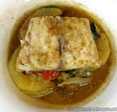 Recepta de cuina de Corball de roca al forn amb llit de patates, ceba i tomàquet