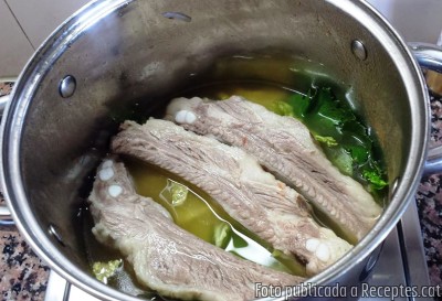 Recepta de cuina de Costella de porc bullida amb hortalisses i verdures