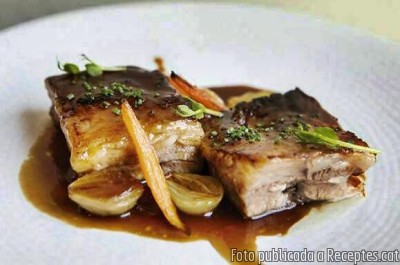 Recepta de cuina de Costelles de porc agredolces brasejades amb cebetes glacejades