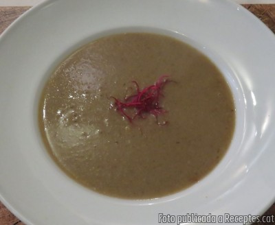 Recepta de cuina de Crema de bolets amb ceba cruixent i toc de safrà