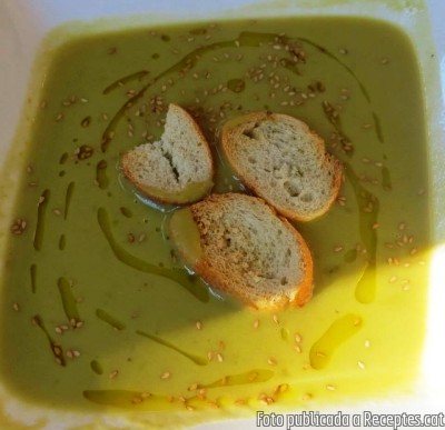 Recepta de cuina de Crema de pèsols amb bocinets de pa i llavors de sèsam