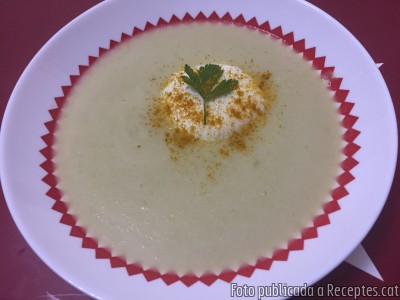 Recepta de cuina de Crema lleugera de bimi amb llet de coco i ou potxé