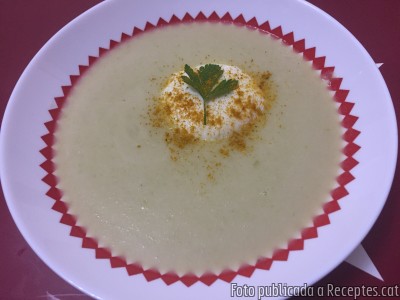 Crema lleugera de bimi amb llet de coco i ou potxé