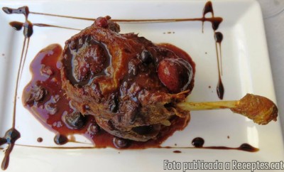 Recepta de cuina de Cuixa de confit d’ànec amb coulis de fruits vermells i vi de Porto