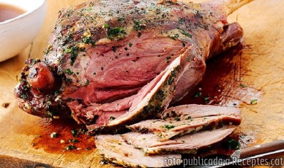 Recepta de cuina de Cuixa de xai rostida amb salsa a la sàlvia
