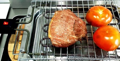 Recepta de cuina de Culata de vedella al grill elèctric amb tomàquet i melmelada de ceba al pebre