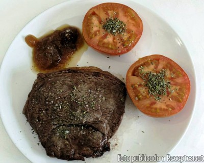 Recepta de cuina de Culata de vedella al grill elèctric amb tomàquet i melmelada de ceba al pebre